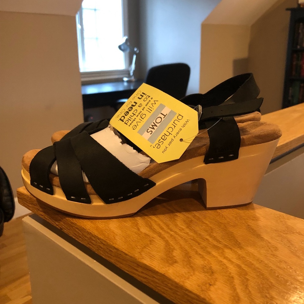 Toms Beatrix Black Leather clogs with wood sole and padded insole